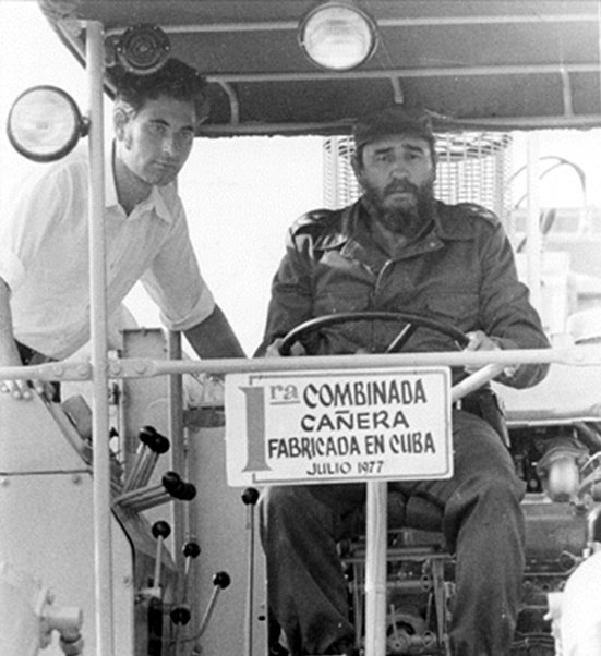 El Comandante en jefe prueba la 1ra Combinada Cañera fabricada en #Cuba #FidelPorSiempre