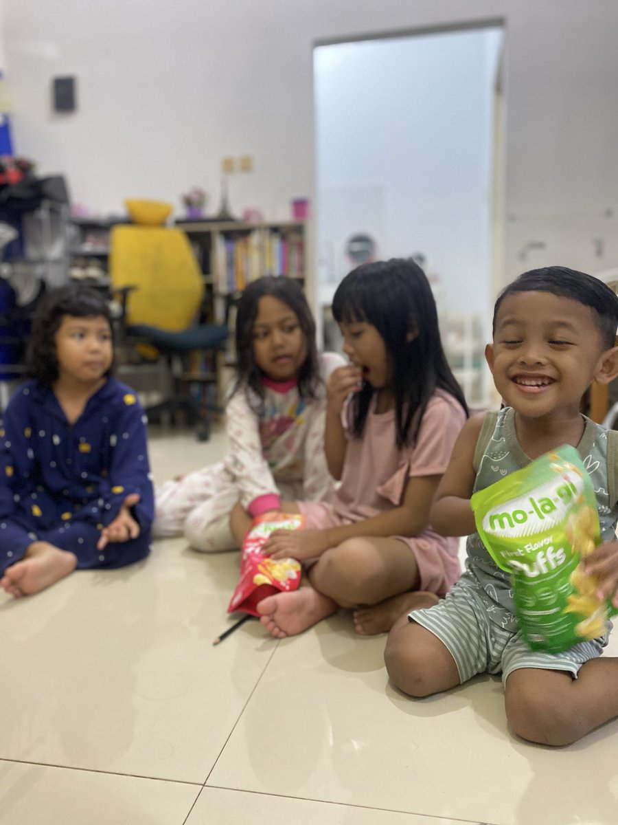lastyaa's tweet photo. si adek gak mau kalah, kalo dia sebungkus sendirian aja, gk mau bagi bagi huuuu https://t.co/1JoT3FoMp4