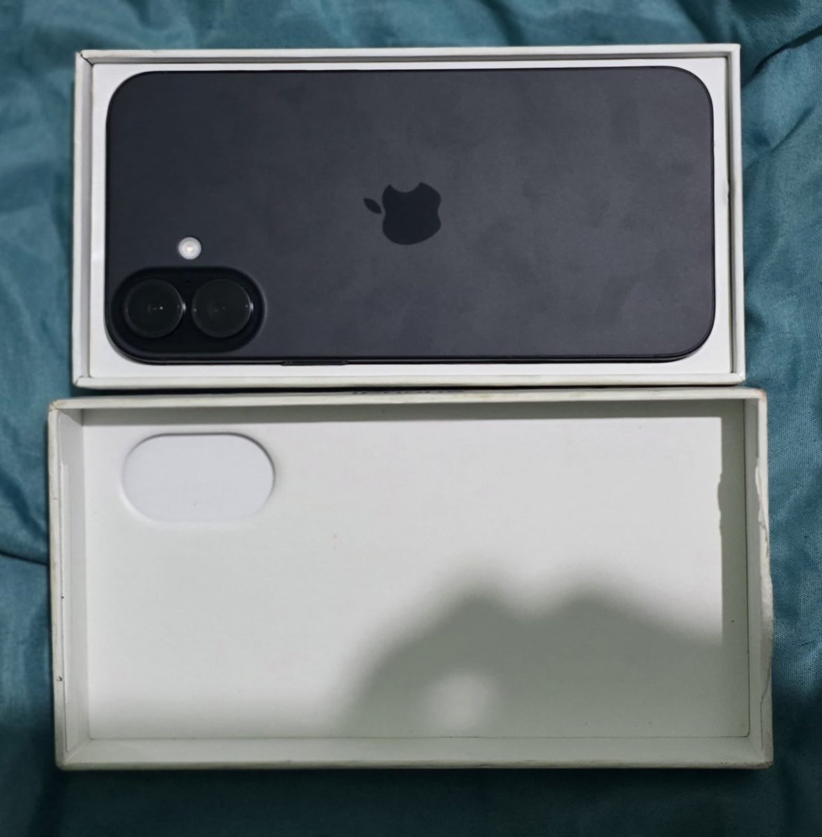 _owula's tweet photo. iPhone 16 plus 
Factory unlocked 
256gb 

8k cedis https://t.co/lnTakvCocU