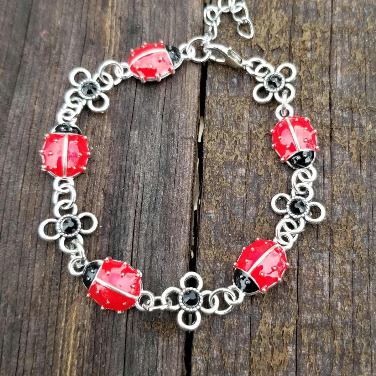 TrendingNowGift's tweet image. Silver Ladybug Charm Bracelet with Black Crystal Flowers #jewelry #bracelet #ladybug #ladybugs #ladybugjewelry #ladybugbracelet #mothersday #mothersdaygift #mothersdaygift #giftformom #handmadejewelry #handmadegift #etsy #fashion #bugs 

 etsy.me/3LIe5mB via @Etsy