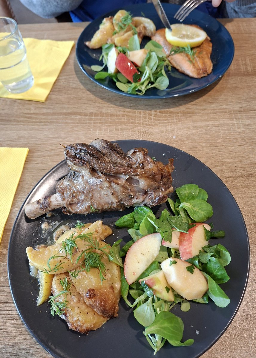 DirksReingard's tweet image. Ostersonntag ein nostalgisches Foto mit einem Osterlämmchen posten und am Ostermontag Lammkeule auftischen lassen...🫢
Hat aber sehr gut geschmeckt und kommt so schnell nicht wieder vor.
Gute Nacht allerseits aus #Helsinki!