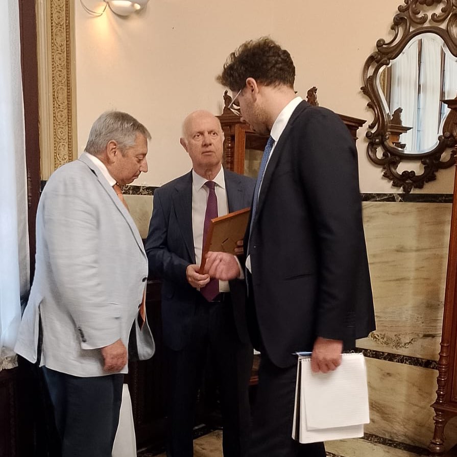 El Int. @pajaroenciso fue recibido en la <a href="/EmbRusUruguay/">Rusia en Uruguay🇷🇺</a> por el Embajador, Alexey Isakov. Mantuvieron un valioso encuentro de trabajo para avanzar en proyectos de intercambio, oportunidades en el sector agropecuario y el fortalecimiento de vínculos en futuras misiones comerciales.