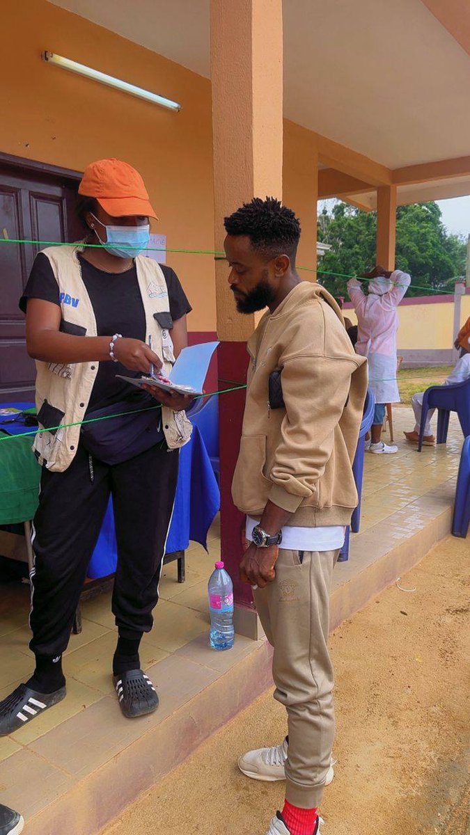 officiel_africa's tweet image. CAMPAGNE DE SANTE A BELABO
Le 28 mars dernier à Belabo dans la région de l'Est Cameroun. une bénévole du PBV d'Africa Hope Refugees prenait part à la campagne de santé organisée par le partenaire santé d'AHR, Ascovime Cameroon.
#AHR
#PBV
#belabo
#campagnesantéascovime