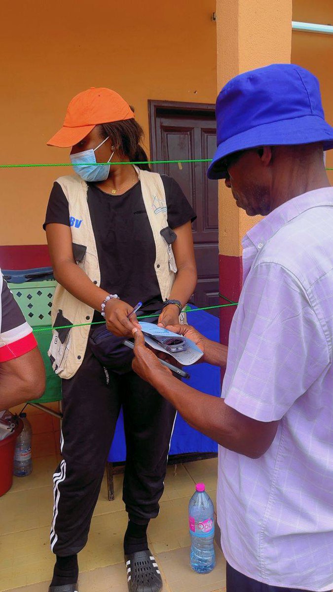 officiel_africa's tweet image. CAMPAGNE DE SANTE A BELABO
Le 28 mars dernier à Belabo dans la région de l'Est Cameroun. une bénévole du PBV d'Africa Hope Refugees prenait part à la campagne de santé organisée par le partenaire santé d'AHR, Ascovime Cameroon.
#AHR
#PBV
#belabo
#campagnesantéascovime