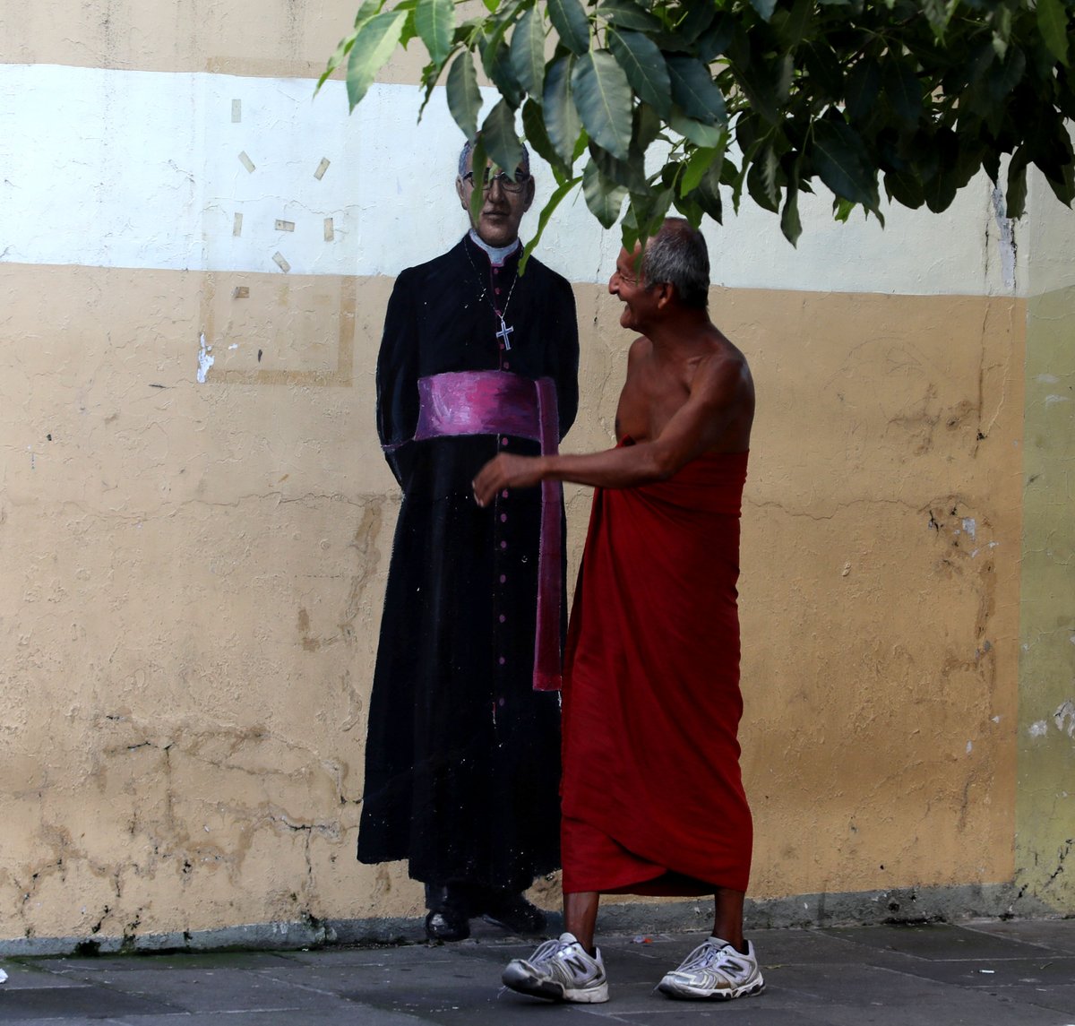 "Cuando hay tanta pobreza, la riqueza excesiva es inmoral porque se basa en un egoísmo desmedido, en la codicia".
San Romero.