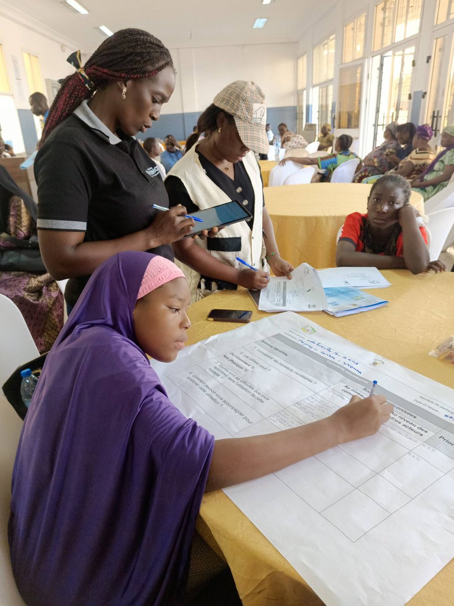 officiel_africa's tweet image. CONSULTATIONS PARTICIPATIVES
Du 6 au 8 avril 2026, AHR a participé, aux côtés des acteurs étatiques, d'autres acteurs de la société civile, du Secrétariat Technique (ST) et de l' UNHCR aux Consultations participatives sur l'Age, le Genre et la Diversité.
#AHR  
#UNHCR