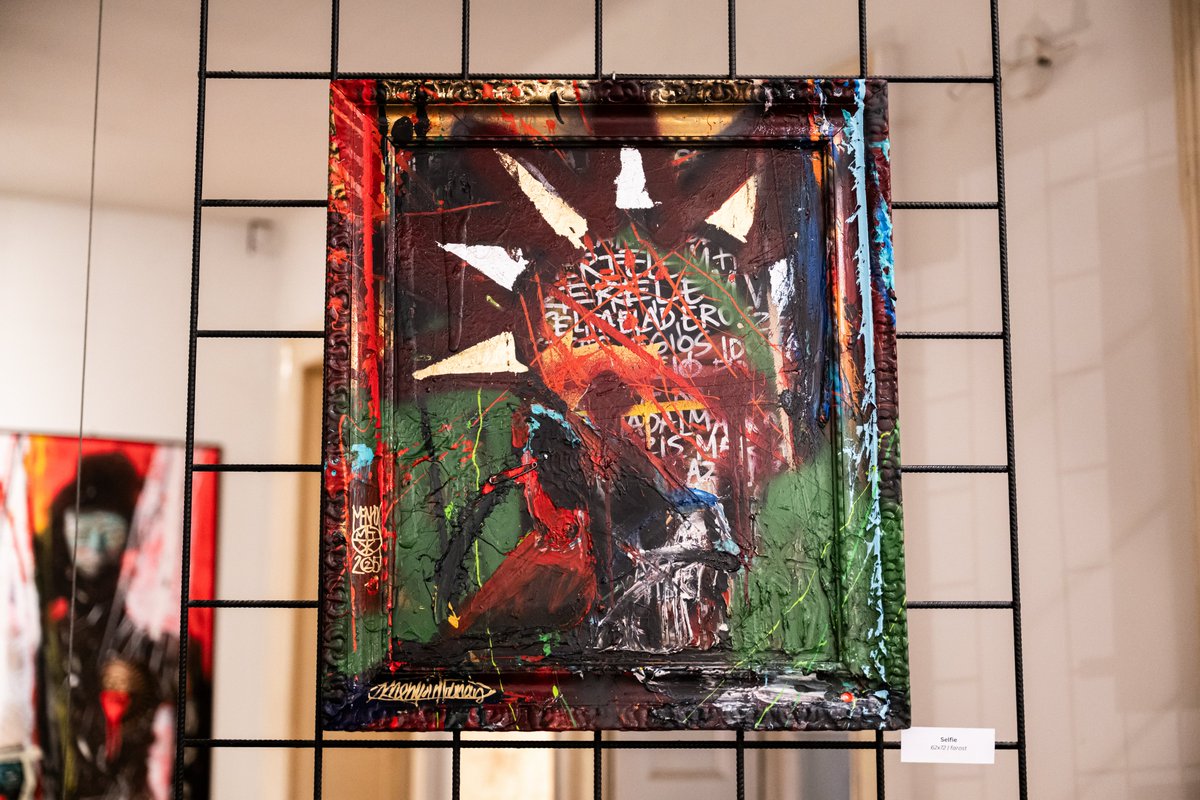 indexhu's tweet image. Menyhárt Tamás, alias Menyus kiállításmegnyitója a budapesti Gödör klubban.

További képek:
index.hu/galeria/index/…

Fotó: Tövissi Bence / Index

#Hungary #gallery #paint #indexhu