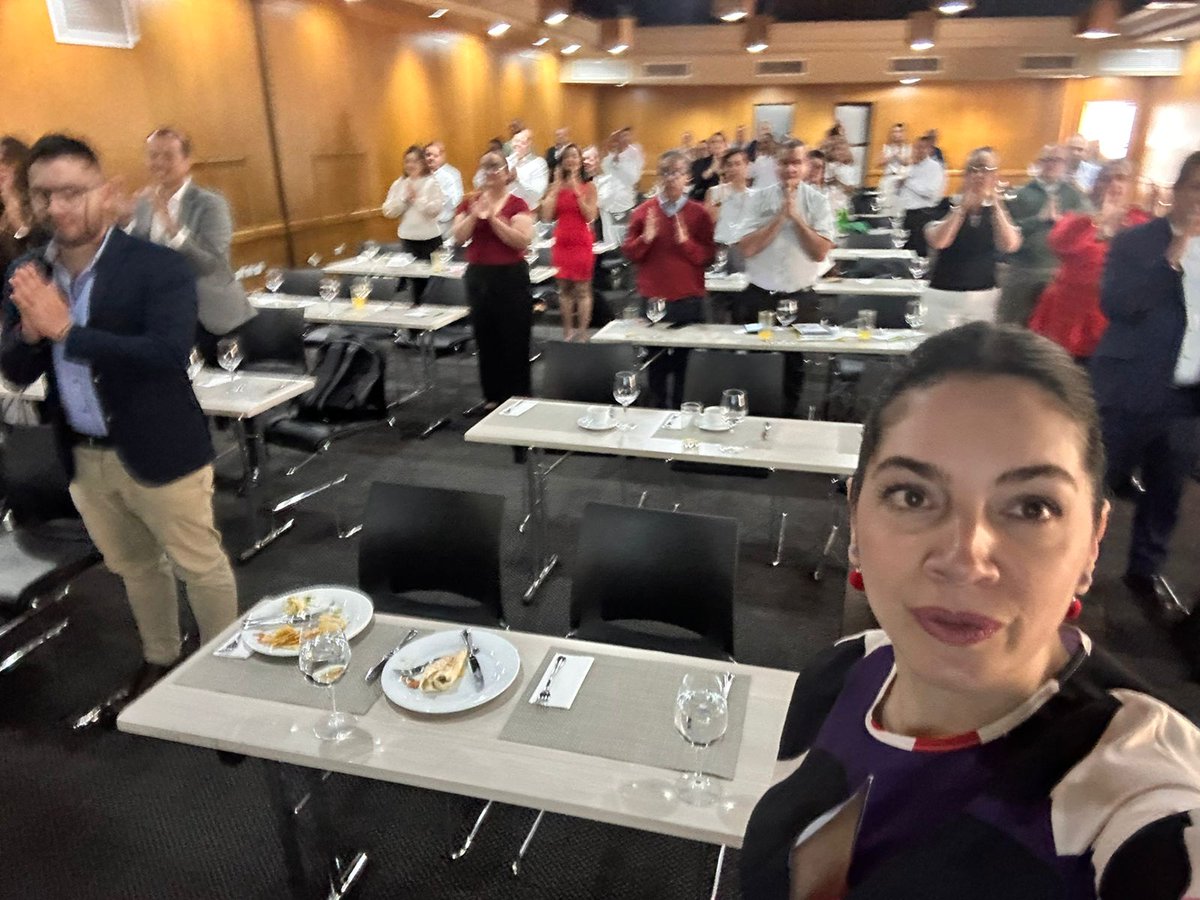 Fogacoop's tweet photo. Desde el foro de Fecolfin en Pereira, Fogacoop comparte recomendaciones de cara a la coyuntura actual del sector cooperativo:

📊 Gestión del riesgo de tasa de interés de libro bancario en un entorno de tasas elevadas
 👵Impulso a la economía plateada como segmento estratégico de alto crecimiento
 🚀Fortalecimiento de nuevos nichos: jóvenes y microempresas
 💻Digitalización y economías de escala como motor de eficiencia y crecimiento
 🏛️Gobierno Corporativo como base de perdurabilidad
💡 Una hoja de ruta para fortalecer la confianza, la resiliencia y el crecimiento del sector.
#Fecolfin #SectorCooperativo #GestiónDeRiesgos #EconomíaPlateada #GobiernoCorporativo