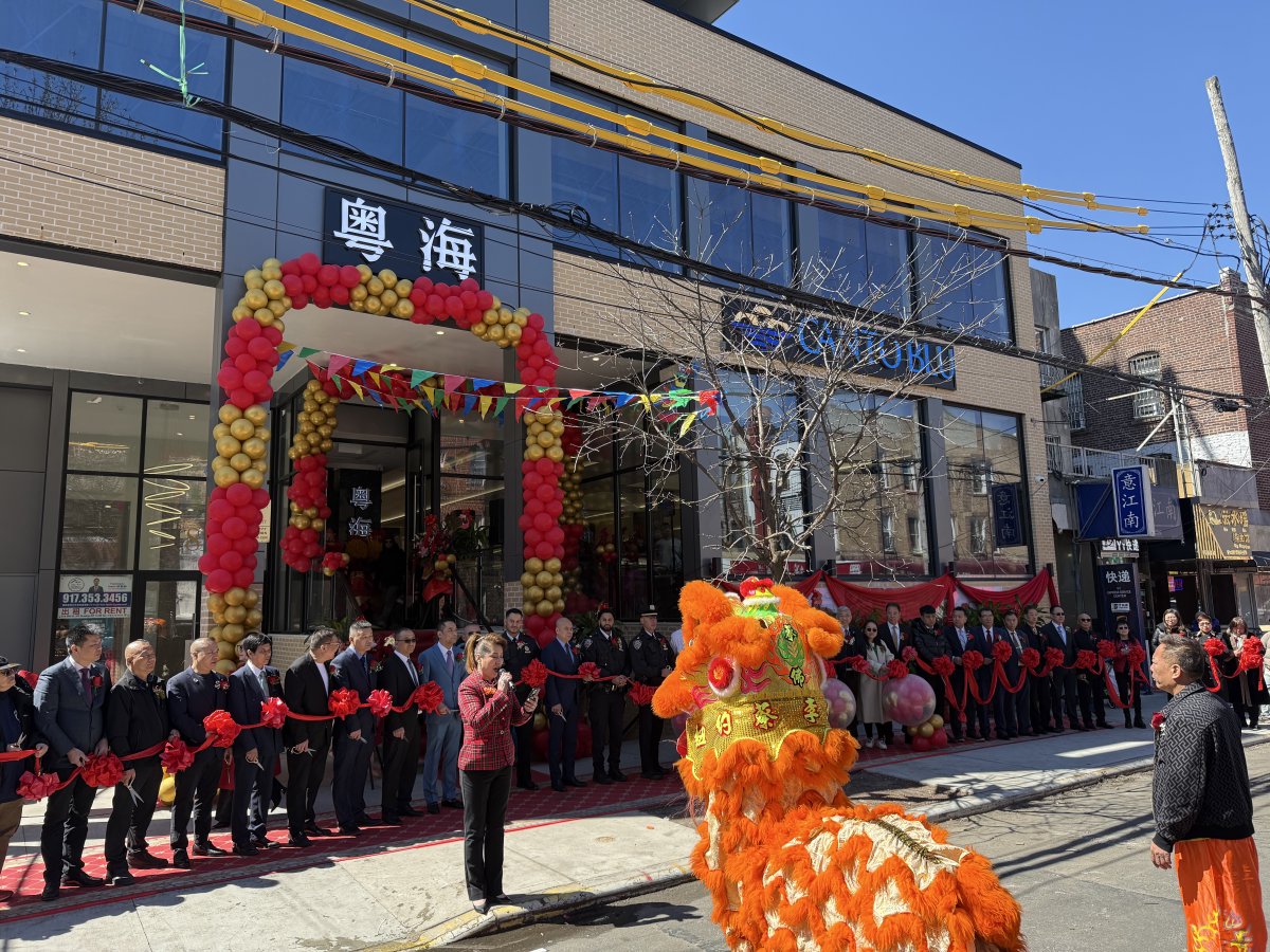 NYPD66Pct's tweet image. Celebrating the grand opening of a new restaurant in our community! 🍽️ Local leaders and NYPD joined together to show support for this exciting addition. Wishing them great success as they bring new flavor and energy to the neighborhood! #CommunityStrong #GrandOpening