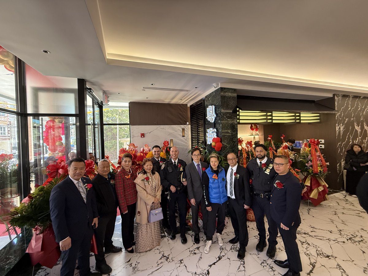 NYPD66Pct's tweet image. Celebrating the grand opening of a new restaurant in our community! 🍽️ Local leaders and NYPD joined together to show support for this exciting addition. Wishing them great success as they bring new flavor and energy to the neighborhood! #CommunityStrong #GrandOpening