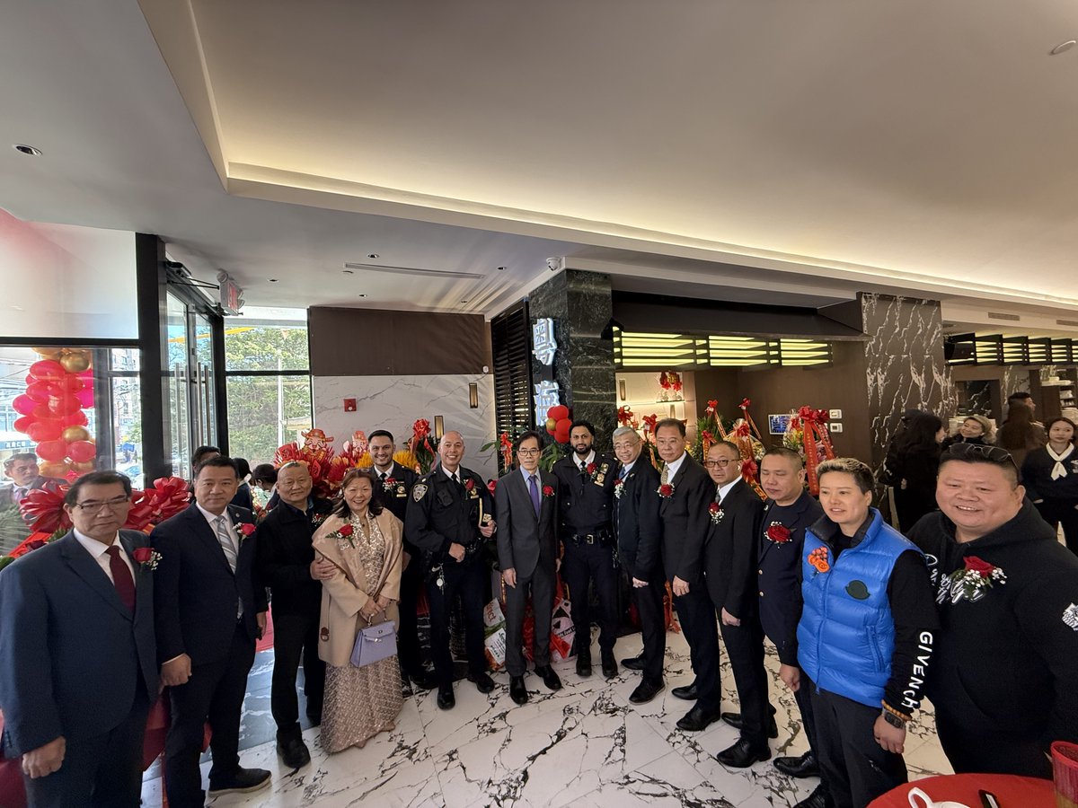 NYPD66Pct's tweet image. Celebrating the grand opening of a new restaurant in our community! 🍽️ Local leaders and NYPD joined together to show support for this exciting addition. Wishing them great success as they bring new flavor and energy to the neighborhood! #CommunityStrong #GrandOpening