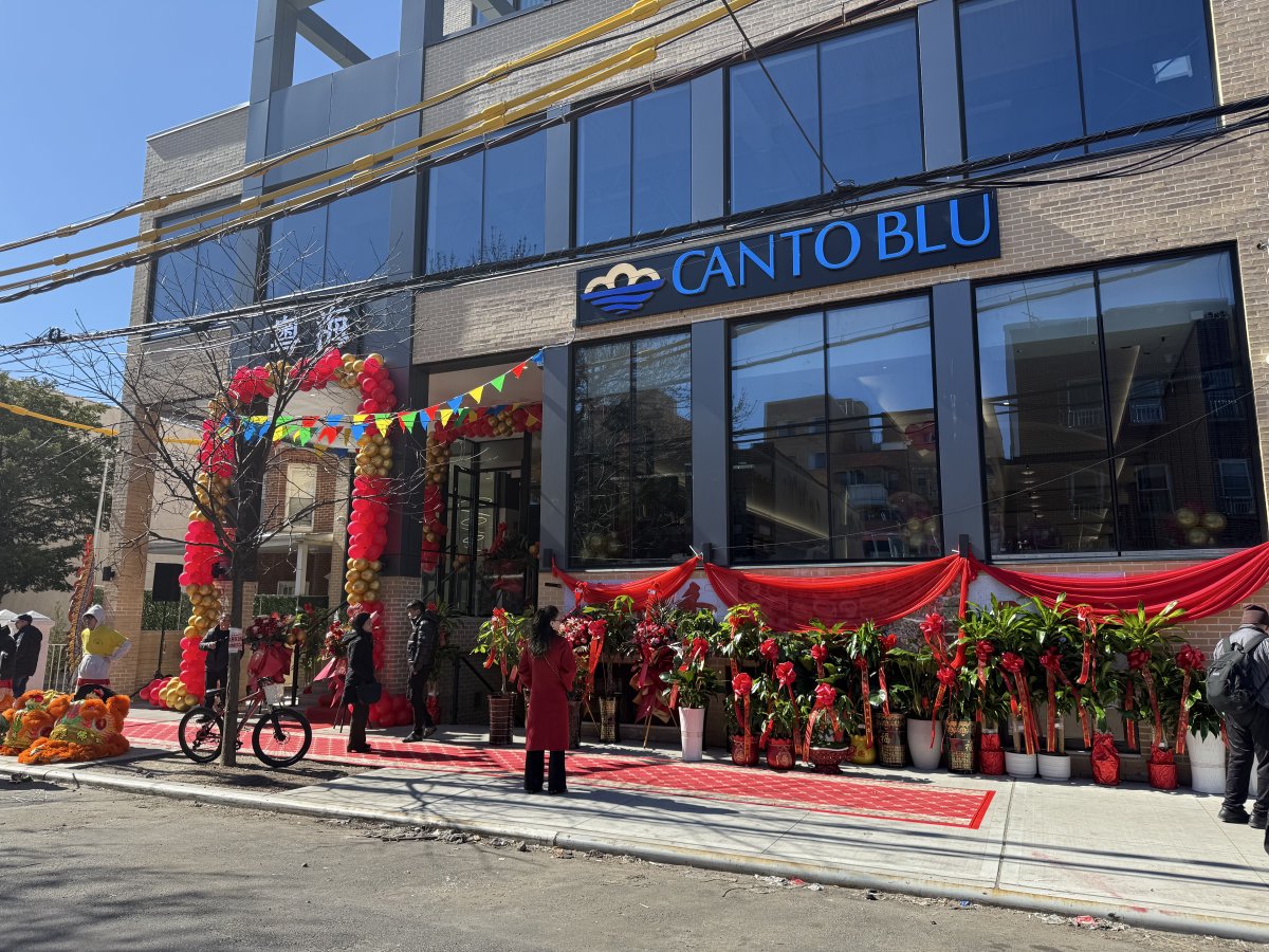 NYPD66Pct's tweet image. Celebrating the grand opening of a new restaurant in our community! 🍽️ Local leaders and NYPD joined together to show support for this exciting addition. Wishing them great success as they bring new flavor and energy to the neighborhood! #CommunityStrong #GrandOpening