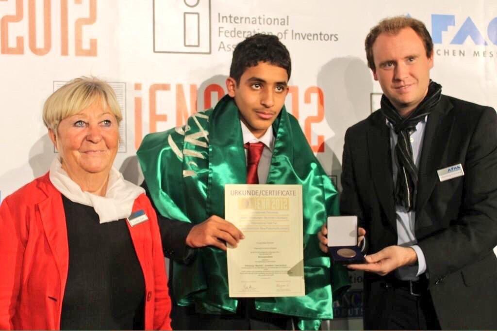 يوسف القوس tweet media