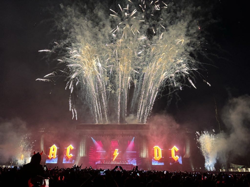 dcantu8's tweet photo. @acdc #Mexico https://t.co/cSOgSi8LDY