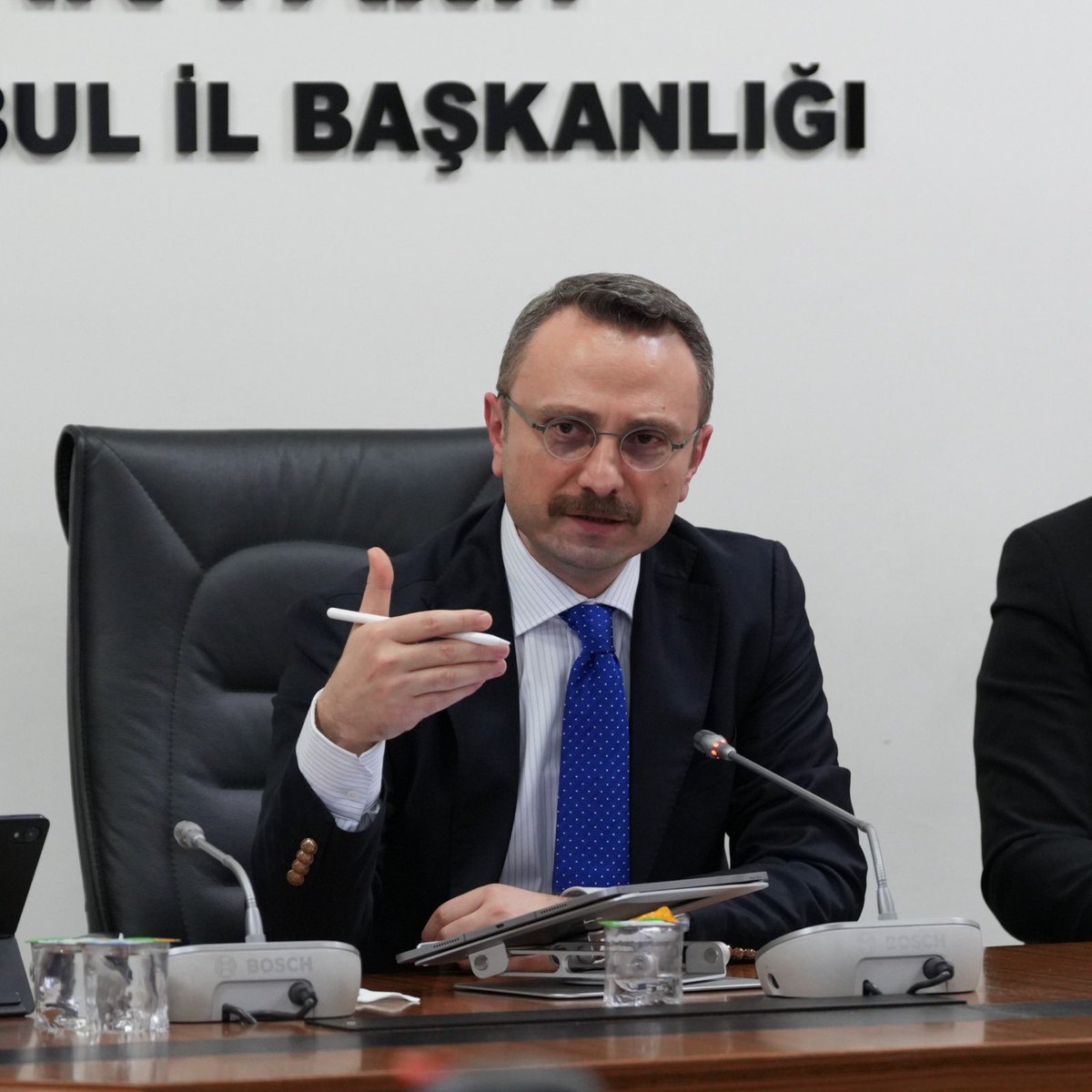 GiyaseddinGergn's tweet photo. İstanbul, sadece bir şehir değil; aynı anda 39 ayrı nabzın attığı, her ilçesinde farklı bir hikâyenin yazıldığı büyük bir organizmadır.

Bugün o hikâyelerin taşıyıcılarıyla, 39 ilçe birim başkanımız ve il yönetim kurulu üyelerimizle aynı masa etrafında buluştuk.
Meselemiz sadece sorun konuşmak değil;
sorunu doğru tanımlayan, çözümü sahada üreten ve teşkilat aklını ortak bir istikamete yönlendiren bir yapı kurmaktı.

İstanbul’un kronikleşen meselelerini, ilçe bazlı stratejik politikalarla nasıl dönüştürebileceğimizi;
teşkilatımızın ülfetini nasıl muhabbete, muhabbetini nasıl güçlü bir iş birliğine evireceğimizi istişare ettik.

Çünkü biliyoruz:
Koordinasyon sadece birlikte çalışmak değil, aynı hedefe aynı bilinçle yürüyebilmektir.

Verimli, sahaya dokunan ve istikamet çizen bir toplantıyı hep birlikte gerçekleştirdik.
Katılım sağlayan, emek veren tüm birim başkanlarımıza gönülden teşekkür ediyorum.

İstanbul için düşünmeye, üretmeye ve birlikte yürümeye devam.