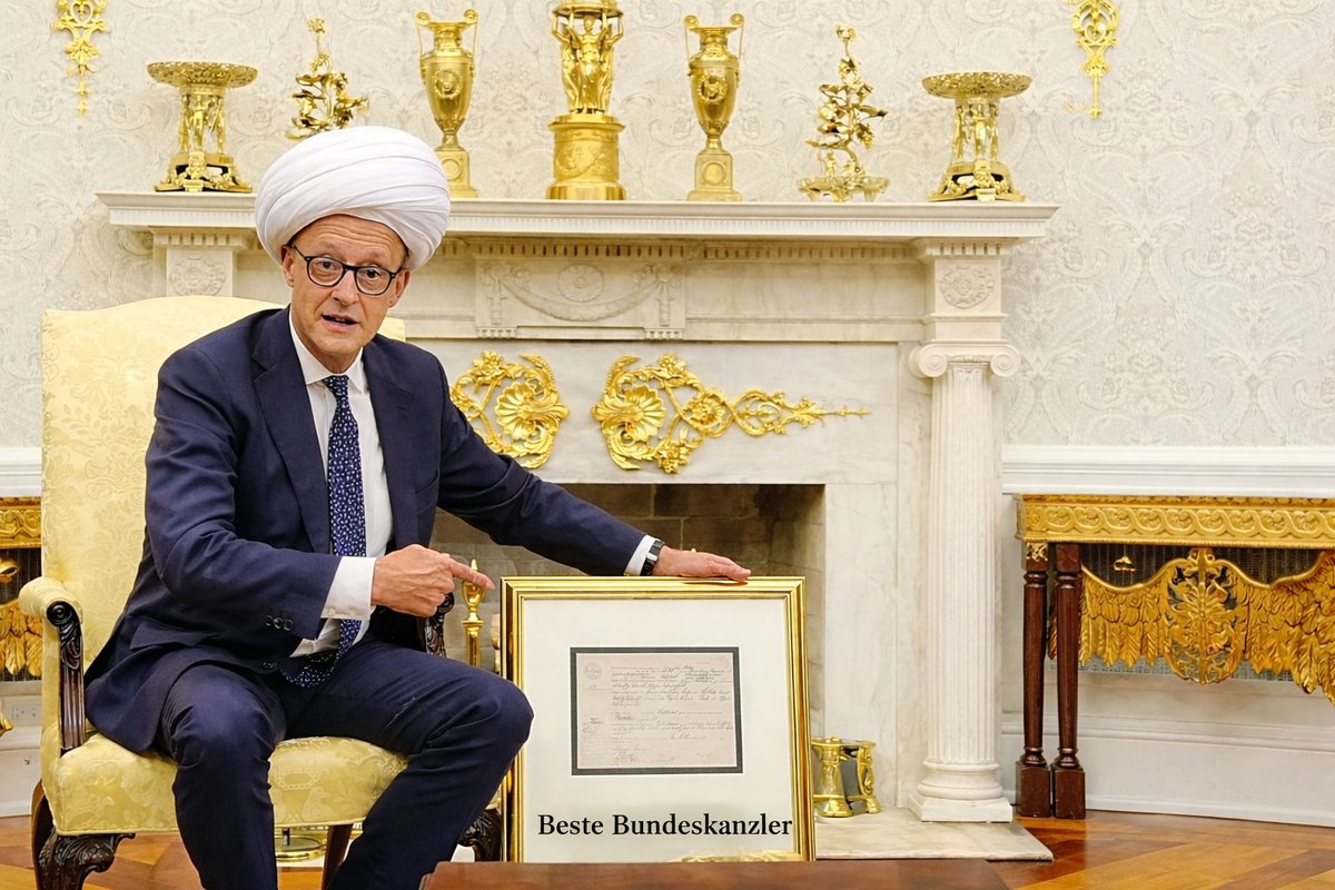 FSaweo's tweet photo. @Mayekhal من عکس این جاکش  مکرون را می‌بینم حالت  تهو 🤢  🤮 🤢 میگیرم
 Long live the Shah.
The only legitimate leader for Iran’s future is Prince Reza Pahlavi.#KingRezaPahlavi https://t.co/F7Dyqo7aMo