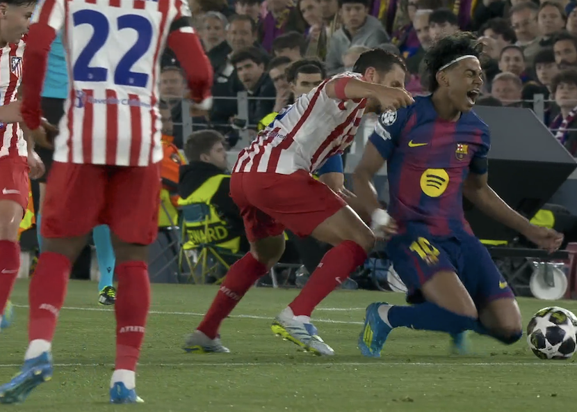 TouchlineX's tweet image. 🚨 𝗕𝗥𝗘𝗔𝗞𝗜𝗡𝗚: NO second yellow card given for Koke here!