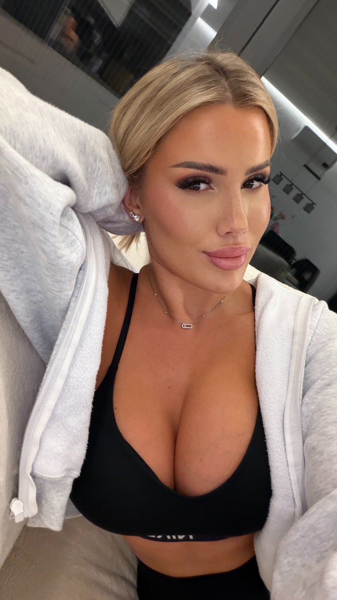 L A U R A M A R I A L E E tweet media