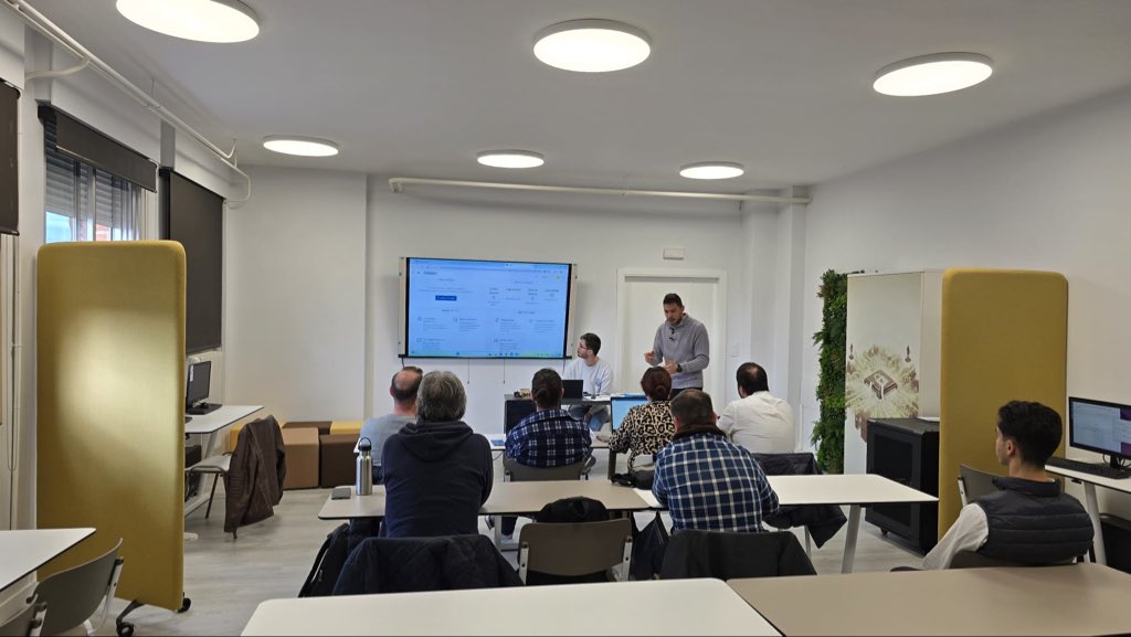 Los profesores de FP se han formado esta mañana en el nuevo software de ciberseguridad de nuestra aula Ateca con Axertia. #PlanDeRecuperacion #ATECACYL #MEFP_ATECA