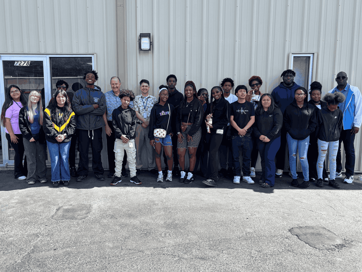 InLinePackcom's tweet image. Hosted a local high school entrepreneurship class this week at In-Line Packaging Systems.

Giving students a firsthand look at how real equipment is designed and built—from concept to completed systems.

The future of manufacturing starts here.

#Manufacturing #BuiltRight #Inline