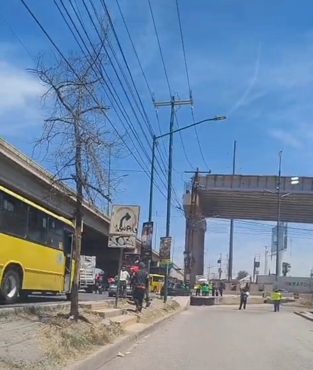 Bloqueo en cruce de Carretera a Río Verde y Periférico Oriente. Manifestantes solicitan suministro de agua. #SanLuisPotosí #SLP