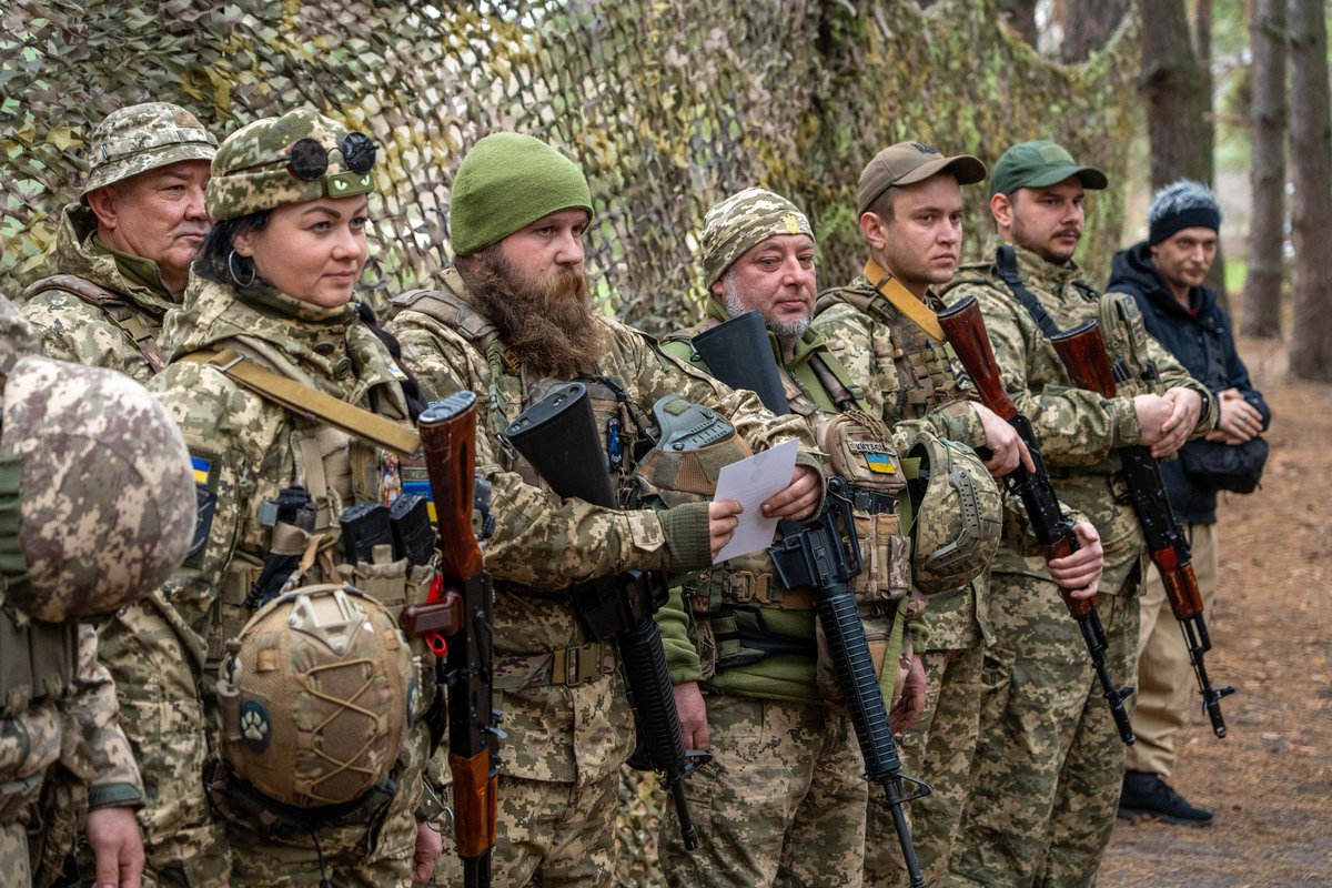 trip_to_valkiri's tweet image. Ukrainian Troops from the 42nd Mechanized Brigade armed with a mix of AK-74 and Colt Canada C7 assault rifles.