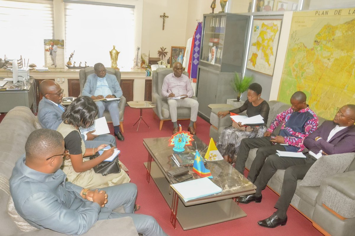 Avant notre rencontre avec le #Président de la #République, nous avons échangé avec Mgr Donatien NSHOLE (SG de la #CENCO), pour préparer le dialogue politique en RDC. Le Panel des Modérateurs a remis le DOCUMENT FACULTATIF DES #REFORMES pour un consensus entre parties prenantes.
