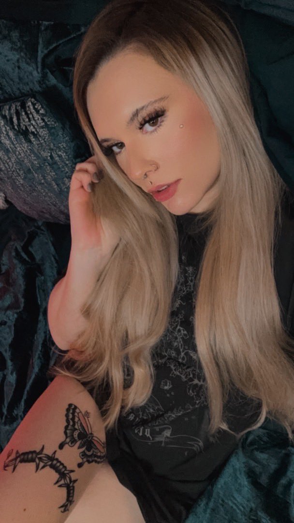 Devynwinter95's tweet photo. New vid posted 👼 https://t.co/lSngVZw6XJ #onlyfans #tattooedgirl #blonde #trans #TS https://t.co/XsSxZvmHkY