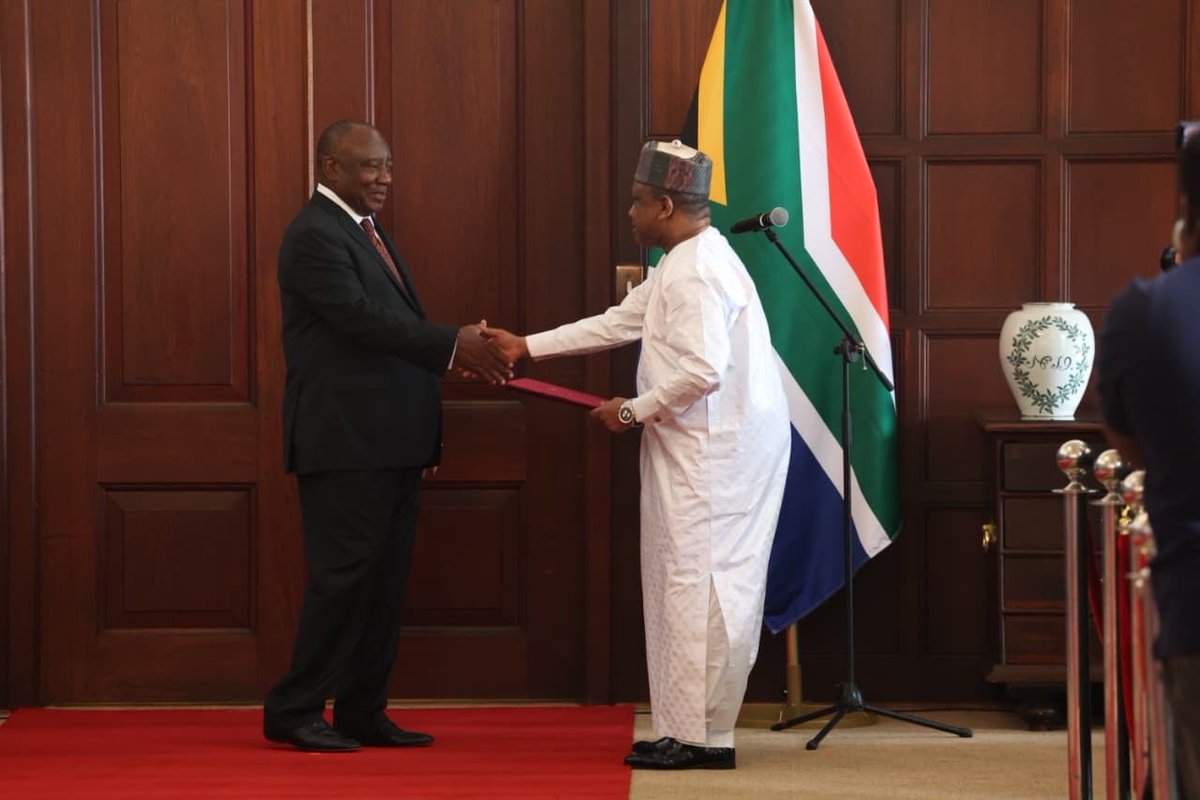 PresidencyZA's tweet photo. 🇿🇦 His Excellency President @CyrilRamaphosa receives Letter of Credence from Head of Mission, HE Mr Amadou Diallo of the Republic of #Niger 🇳🇪.

#LettersofCredence 
#BetterAfricaBetterWorld https://t.co/pIUlU7ieM5