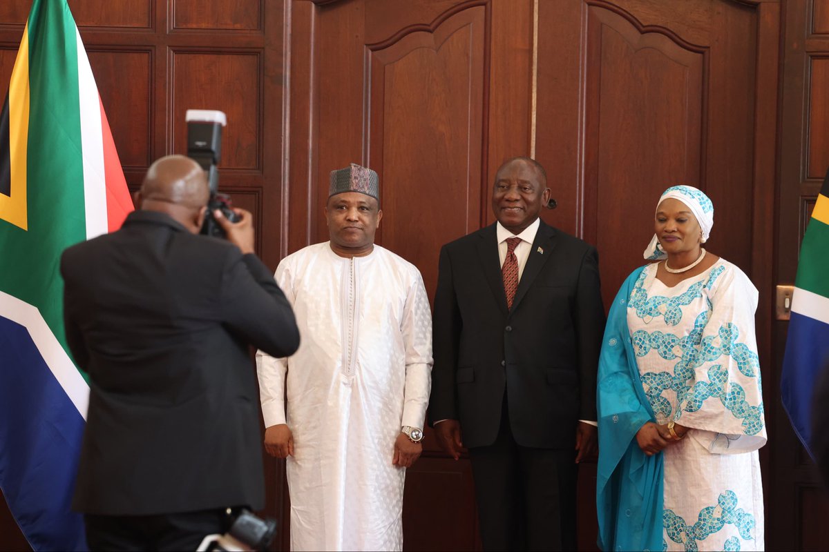 PresidencyZA's tweet photo. 🇿🇦 His Excellency President @CyrilRamaphosa receives Letter of Credence from Head of Mission, HE Mr Amadou Diallo of the Republic of #Niger 🇳🇪.

#LettersofCredence 
#BetterAfricaBetterWorld https://t.co/pIUlU7ieM5
