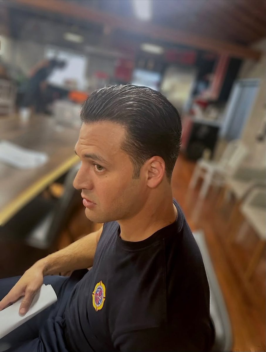 Info911Brasil's tweet image. Ryan via Membro da equipe de #911onABC ✨

"Um corte de cabelo e penteado impecável para o meu amigo @ryanAguzman no set de filmagem #tb #behindthescenes #setstyling #ryanguzman #classiccut"