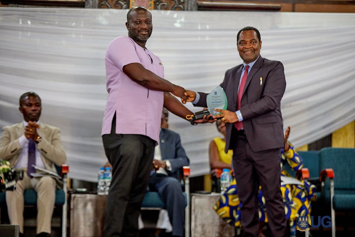 Noticeboardgh's tweet image. 📍📍JUST IN 📍📍

UG School of Pharmacy has inducted 77 Level 500 PharmD students at its 4th White Coat Ceremony, marking their transition to clinical training. The event highlighted ethics, professionalism, and the vital role of pharmacists in healthcare delivery.
#PharmD