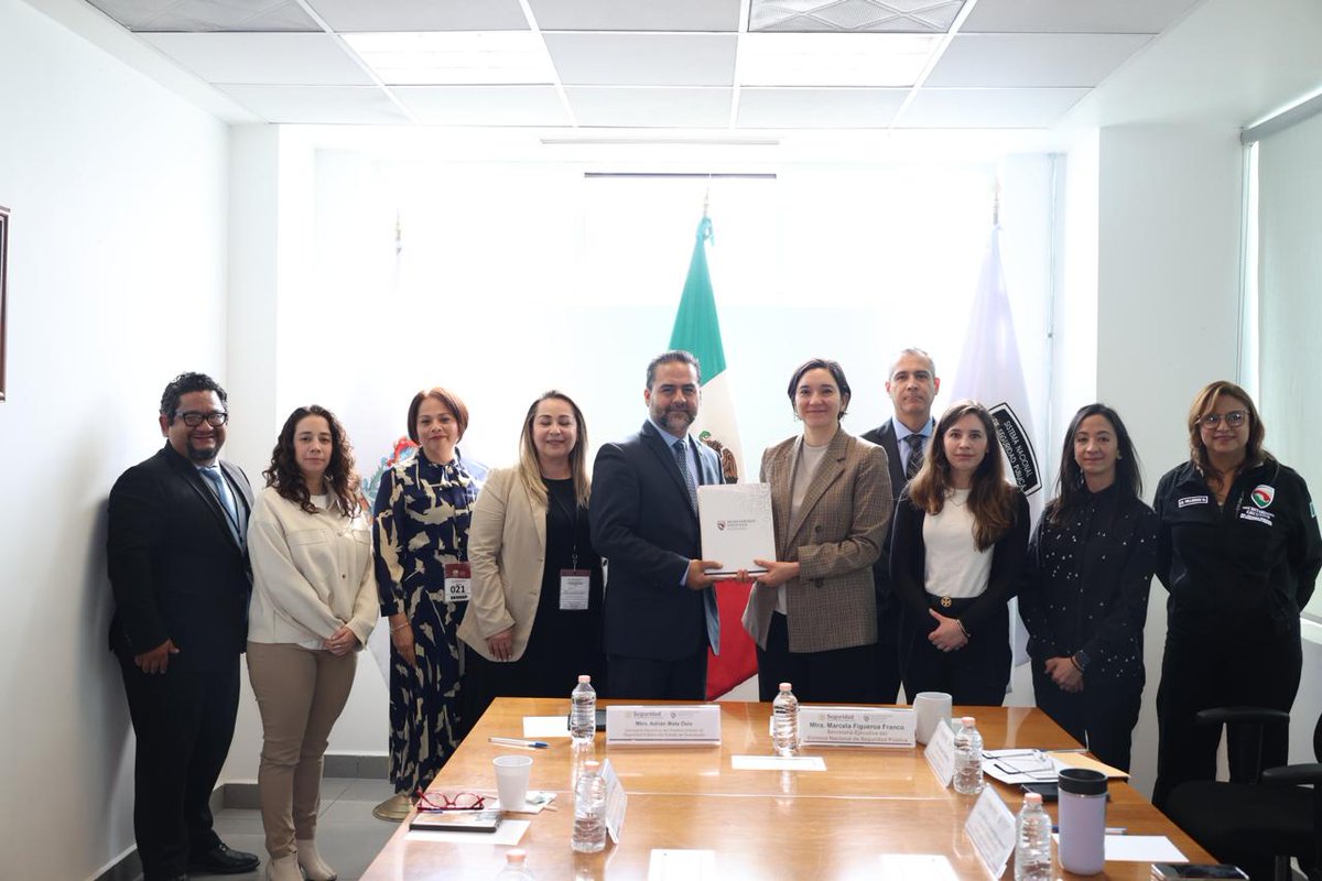 SESNSP's tweet photo. 🇲🇽🚔 La titular del #SESNSP, Mtra. Marcela Figueroa @Maffiguer, encabezó la entrega de convenios del #FASP y #FOFISP para fortalecer capacidades, equipamiento y profesionalización de las instituciones de seguridad en las entidades de @gobgente, @GobQuintanaRoo, @GobiernoMorelos y @GobDeCoahuila. 
#Seguridad #ConstruyendoLaPaz