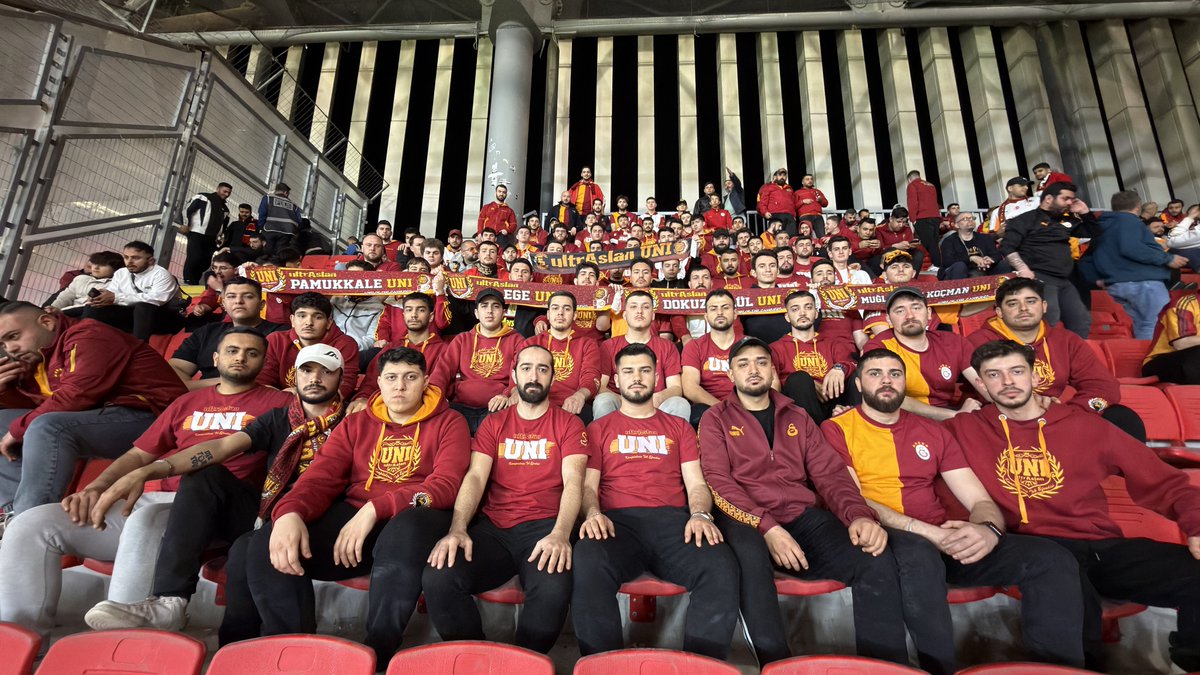 uAUNIMugla's tweet photo. İZMİR CİMBOM’A DEPLASMAN DEĞİL!

GALATASARAY’ımızı göztepe karşısında İzmir’de yalnız bırakmadık.

#ultrAslanUNI https://t.co/q3qb4tTZ4I