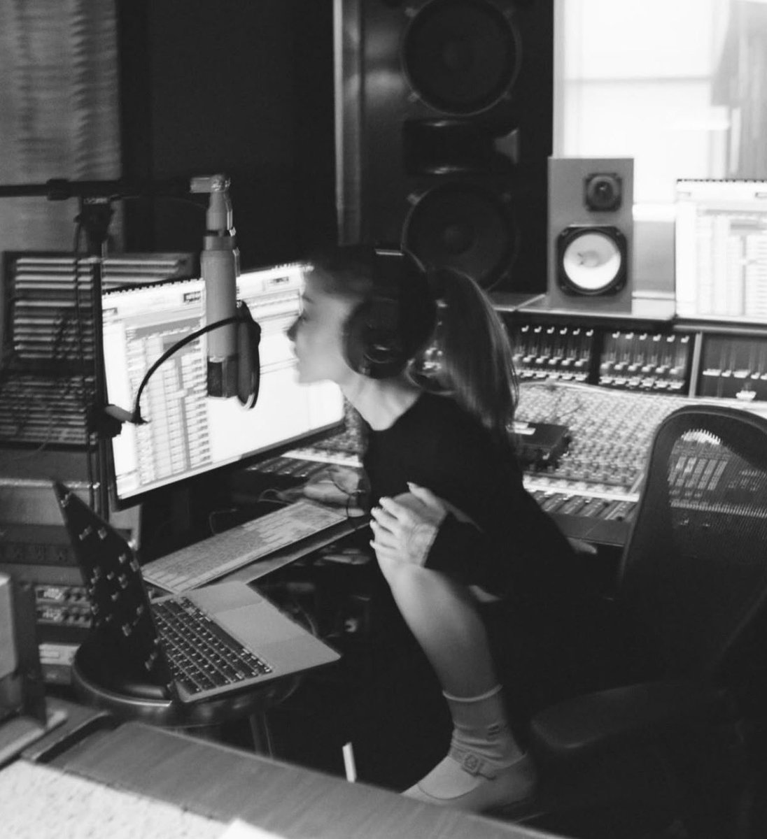 Ariana Grande comparte nuevas fotos de la grabación de su octavo álbum de estudio.