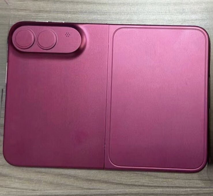 The_DailyGizmo's tweet image.  [LEAKED] Alleged image of Apple’s upcoming foldable iPhone, Credit Sonny Dickson

Sponsored by @iFruitCo 
#apple #iphone #news