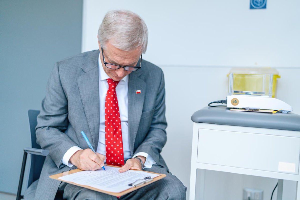 El Presidente José Antonio Kast se sometió voluntariamente a un test de drogas mediante muestra de pelo, el método más exigente disponible. Sin obligación legal, con recursos propios y resultados públicos. 

Además, anunció medidas y un proyecto de ley para elevar el estándar de