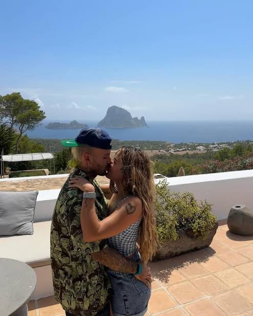 laenamoradisima's tweet photo. Yo le seré muy sincera , yo cómo fans de ⁦@karolg⁩ y ⁦@ferxxo4⁩ le diré que estoy muy triste por este rompimiento, yo apostaba por esta relación, tuvo que pasar algo muy grave para que tomaran esa decisión, ojalá ferxxo sane su corazón y Dios le mande una buena mujer. https://t.co/qXIlZimf5g
