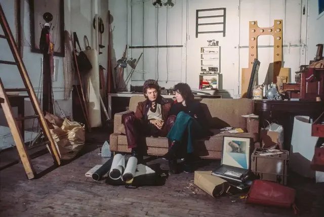 BillPourquoimec's tweet image. Albert Scopin, Robert Mapplethorpe and Patti Smith in their annex rooms at the Chelsea Hotel, 1970