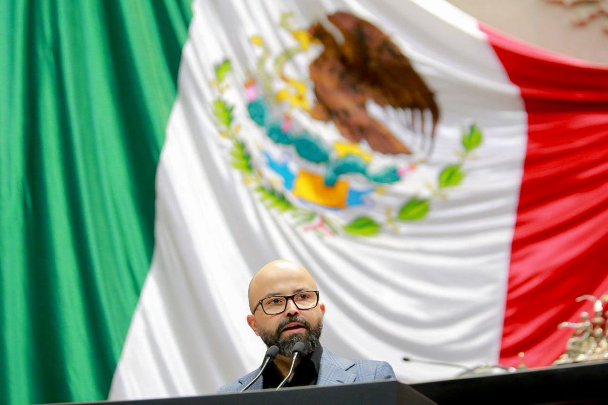 La #BancadaNaranja no será un obstáculo para combatir el derroche de los recursos públicos.

Pero tampoco apoyará el juego de distractores que propone el gobierno. Nuestra propuesta de Reforma Electoral sigue en pie: más democracia y menos gasto. <a href="/Pablo_VAh/">Pablo Vázquez Ahued</a>