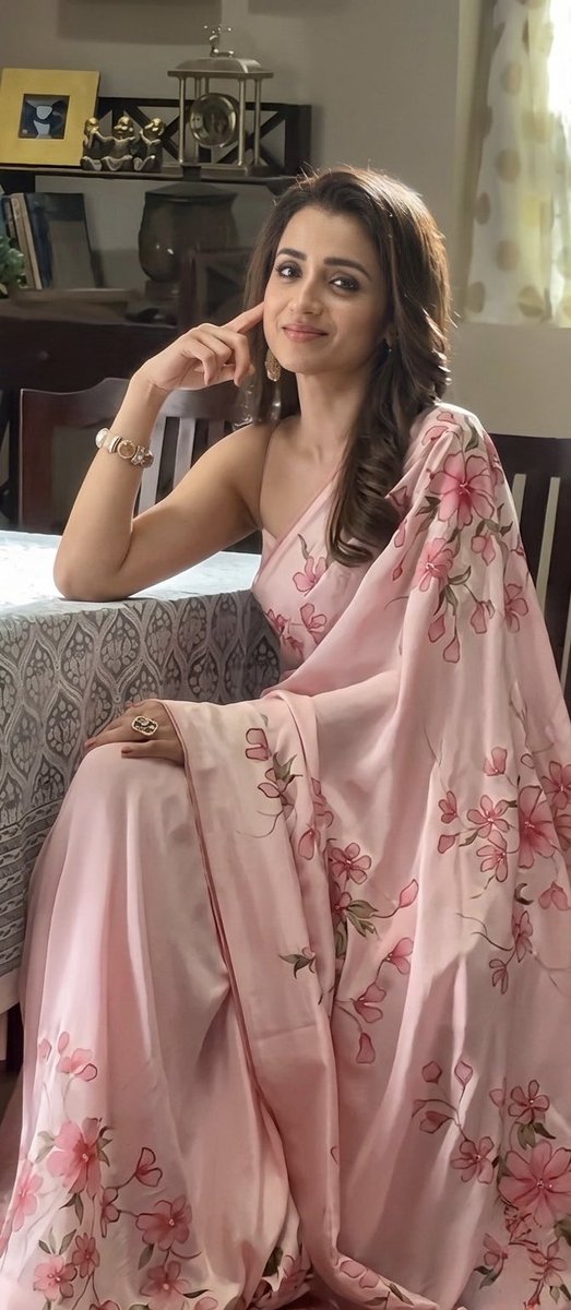 DreamerT96's tweet photo. #Trisha
#SouthQueenTrisha
Aiyoo antha muthugu akkul arms pathala control panna mudiyatha alavu mood veri eruthu 😍😘 https://t.co/vwDPba9LFY