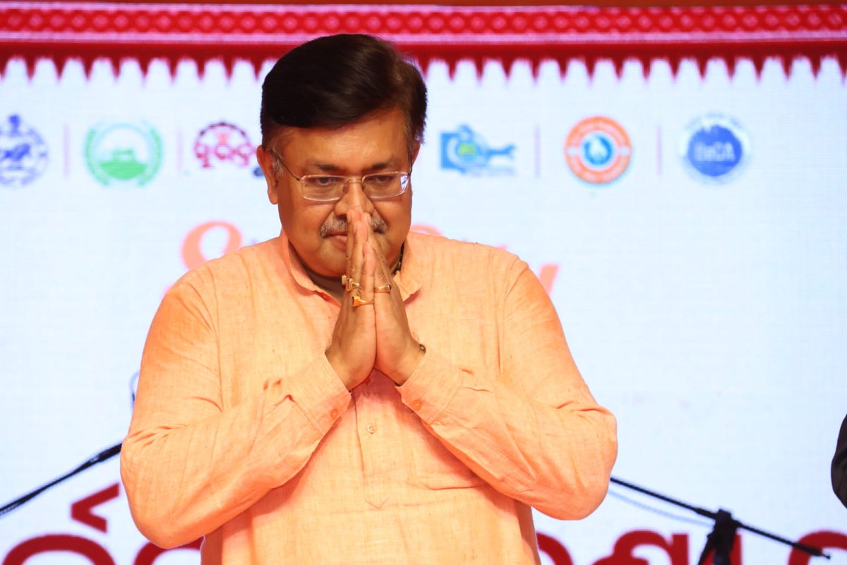 PrithivirajBJP's tweet photo. ଆଜି ବ୍ରହ୍ମପୁର ସ୍ଥିତ ଖଲ୍ଲିକୋଟ ମହାବିଦ୍ୟାଳୟ ପଡ଼ିଆଠାରେ ଆୟୋଜିତ ‘ରେଶମ ସହର ମହୋତ୍ସବ, ସୁଭଦ୍ରା ଶକ୍ତି ଓ ଆତ୍ମନିର୍ଭର ଭାରତ ସ୍ୱଦେଶୀ ମେଳା’ରେ ଗଞ୍ଜାମ ଜିଲ୍ଲାପାଳ ଶ୍ରୀ ଭି. କୀର୍ତ୍ତି ଭାସନଙ୍କ ହସ୍ତରୁ ସୁନ୍ଦର ବ୍ରହ୍ମପୁର ପାଟ ବନ୍ଧେଇ ଉପହାର ପାଇଁ ହୃଦୟପୂର୍ଣ୍ଣ ଧନ୍ୟବାଦ ଜଣାଉଛି। 

ଏହି ଉପହାର ଆମ ଦେଶୀ ରେଶମ ଶିଳ୍ପ, ହସ୍ତଶିଳ୍ପ ଓ ସ୍ଥାନୀୟ କାରିଗରମାନଙ୍କ ସଶକ୍ତିକରଣର ଅନନ୍ୟ ଉଦାହରଣ।  ଉକ୍ତ ମହୋତ୍ସବ ସ୍ଥାନୀୟ କାରିଗରମାନଙ୍କ ପ୍ରତିଭାକୁ ଉତ୍ସାହିତ କରିବା ସହ ଆତ୍ମନିର୍ଭର ଭାରତ ଗଠନରେ ଗୁରୁତ୍ୱପୂର୍ଣ୍ଣ ଭୂମିକା ନିଭାଉଛି। ଏହି ଅବସରରେ ଆୟୋଜକମାନଙ୍କୁ ଧନ୍ୟବାଦ ସହ ସମସ୍ତ କାରିଗରମାନଙ୍କୁ ମୋର ଅନେକ ଶୁଭେଚ୍ଛା।
#silkcitymahotshav @SidhantBJP