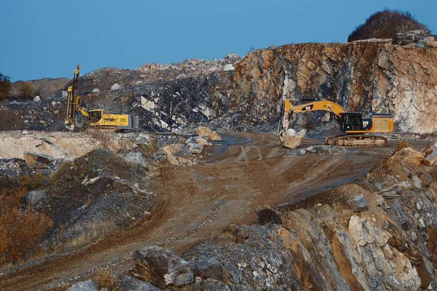 Infosel's tweet photo. La corrección en oro y plata (-23%) está presionando a las mineras mexicanas, pero también empieza a abrir oportunidades selectivas. Aunque los metales preciosos suelen actuar como refugio en contextos de tensión geopolítica, el conflicto en Medio Oriente provocó un ajuste relevante.

#Mercados #Minería #Oro #Plata #Inversión #Infosel

https://t.co/P6Rg7VitZY