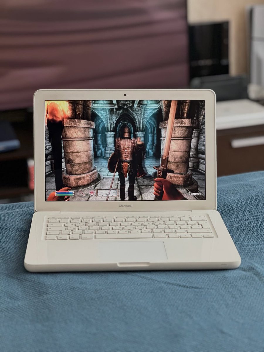 There’s something so calming about seeing Oblivion run an old MacBook 

Credit: necrohardware