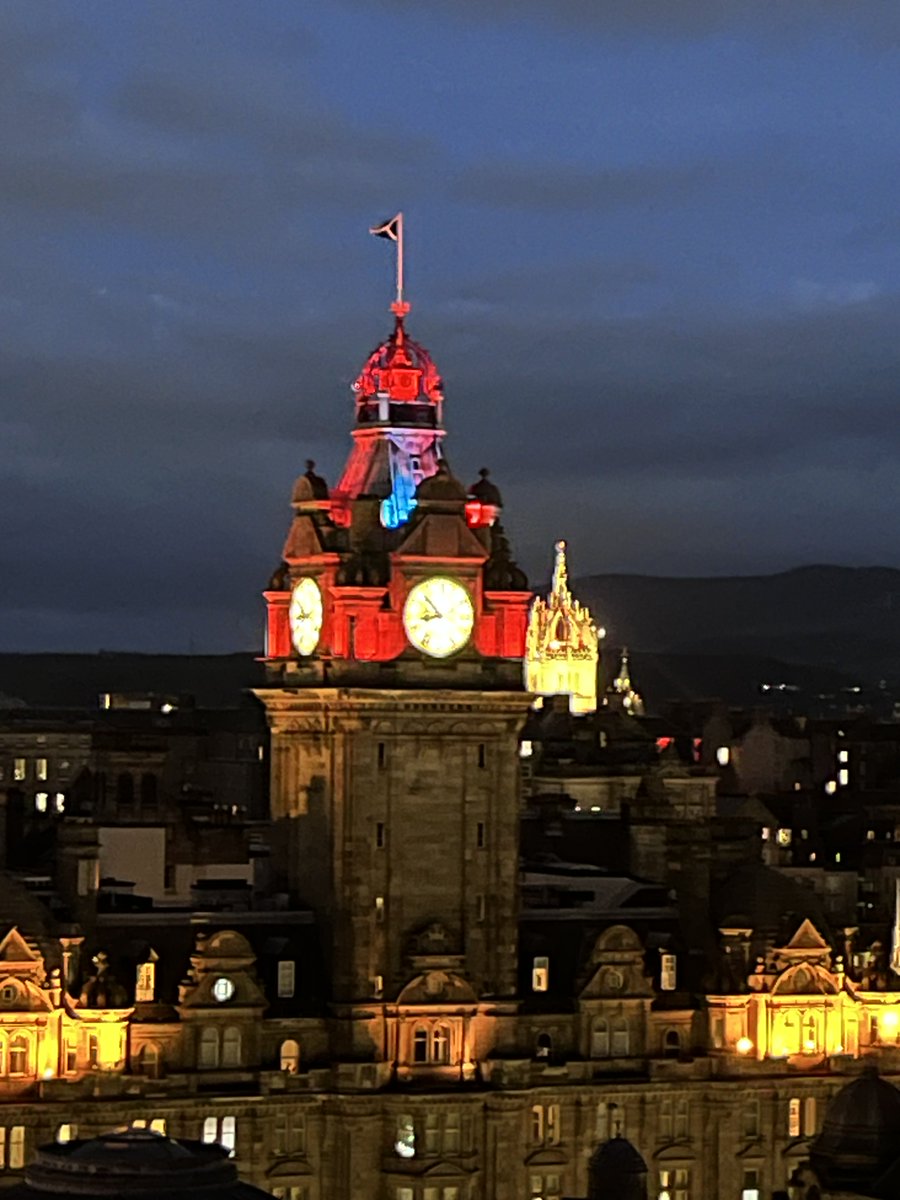 PilarBernado's tweet image. Un pelín horteras la verdad con las luces 
#Edimburgo 🤭