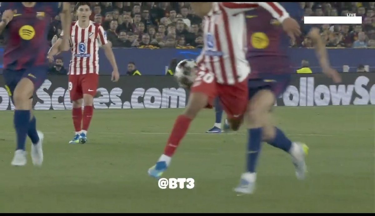 sulimelilla's tweet image. No es roja, a Simeone se le queda el balón atrás y tira el pie hacia atrás es el quien impacta con cubarsi, siempre lo mismo, siempre robando, Ceferino ayer en el palco del Bernabéu tiene su efecto, mientras tanto koke y 10 más siguen dando patadas.