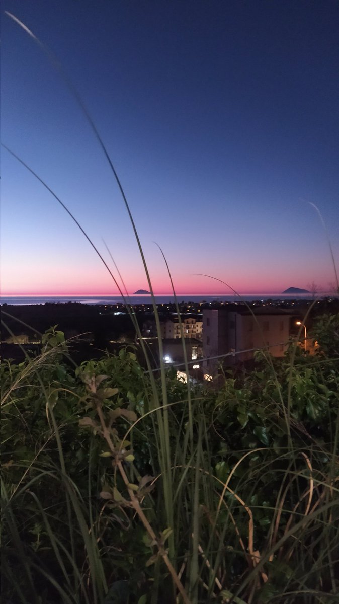Maryoline7's tweet photo. Il sole al tramonto. Si gira lโultima volta per controllare che il mondo sia in ordine e che ci siamo tutti. E poi scompare.
(Fabrizio Caramagna)๐ฉ๐น #Tramontostasera ๐ธmia dal giardino di casa 08/04/2026
#Alicudi
#Filicudi le piรน piccole delle Eolie https://t.co/3mvk3XPFHS