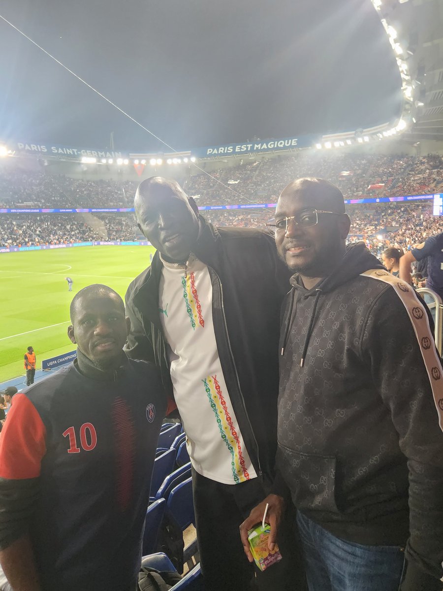 MadiambalD's tweet photo. Quels sont chaleureux et sympathiques les Sénégalais au Parc des Princes.  Toute occasion est bonne pour me témoigner de votre soutien.  Je vous le vaudrai! https://t.co/p3xbGhYXn8