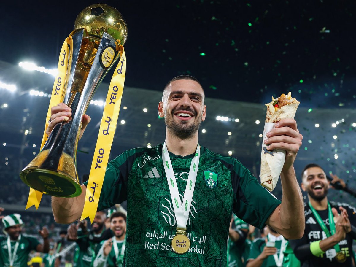 awamoudi2010's tweet photo. تذكر يا حلو!
  مكانك دايم يلو😉#الاهلي @Merihdemiral https://t.co/Dq0VRjRRTm