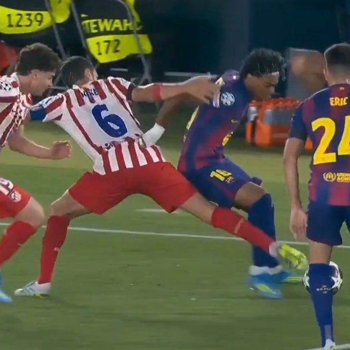 FCBInformatiu's tweet image. 🚨ℹ️ | Expulsión perdonada a Koke (segunda amarilla), pero para expulsar a Cubarsí sí fuisteis al VAR. Criterios totalmente distintos según la jugada. Lo de Koke se queda en nada, y en cambio para lo de Cubarsí no dudáis en revisar y en expulsarlo.

¿Habrá hoy tweet del Atleti o